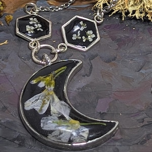 Mondblüte: Mondanhänger mit echten gepressten Blüten an Edelstahlhalskette für den Cottagecore Witch Goblincore Vibe