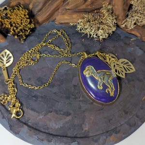 Clever Girl: Clay and resin cameo hand-painted Velociraptor necklace for dinomaniacs on stainless steel chain, Jurassic Park jewelry