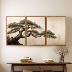 Könnte beinhalten: Triptychon-Wandkunst mit einer detaillierten Illustration eines Bonsai-Baumes. Das Kunstwerk ist in warmbraunem Holz gerahmt und vor einem neutralen Hintergrund platziert. Das Laub des Baumes ist ein gedämpftes Grün, der Stamm dunkelbraun.