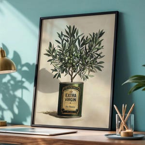 Puede incluir: L&aacute;mina art&iacute;stica enmarcada con una ilustraci&oacute;n de un olivo. La obra representa un olivo verde que crece de una lata verde con la etiqueta "EXTRA VIRGIN". La impresi&oacute;n tiene un fondo neutro y est&aacute; enmarcada en negro, ideal para la decoraci&oacute;n de cocinas o comedores.