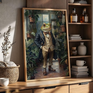 Peut inclure: Une peinture d'une grenouille portant un costume et un nœud papillon debout dans un jardin vert luxuriant. La grenouille porte un costume marron avec un gilet blanc et une veste noire. La grenouille se tient dans un jardin avec de nombreuses plantes et fleurs.