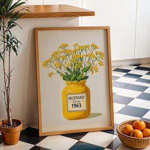 Puede incluir: Una impresión artística enmarcada que presenta un tarro de mostaza amarillo con el texto "MUSTARD - Since 1963" y un ramo de flores amarillas. La impresión tiene un fondo beige claro y un marco de madera. La imagen está apoyada contra una pared blanca.