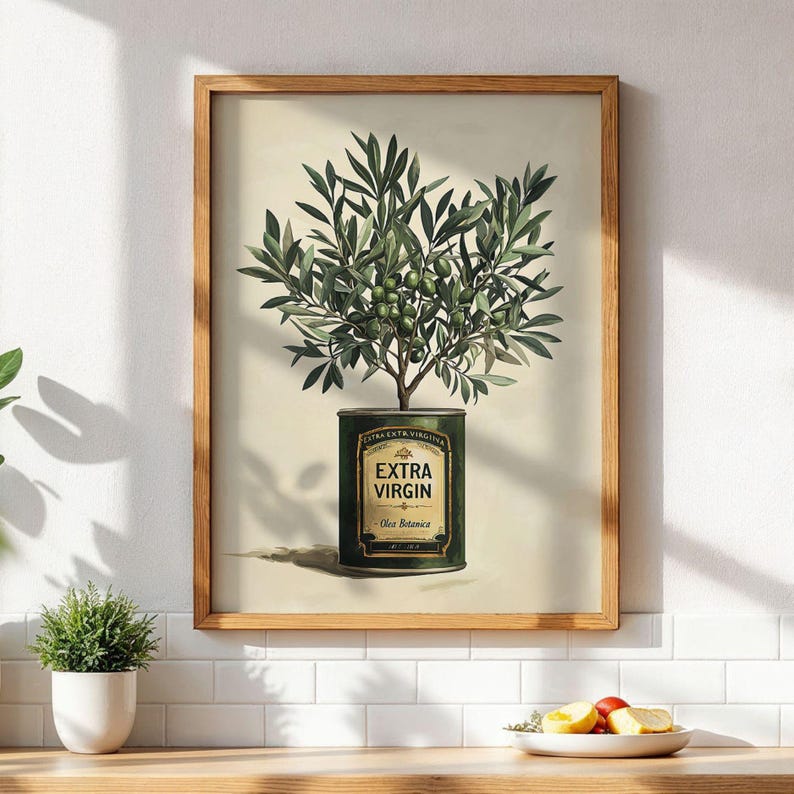 Puede incluir: Impresi&oacute;n enmarcada con una ilustraci&oacute;n de un olivo. La obra de arte representa un olivo que crece de una lata verde con la etiqueta "EXTRA VIRGIN". La impresi&oacute;n tiene un fondo claro y un marco de madera, mostrando un tema bot&aacute;nico.