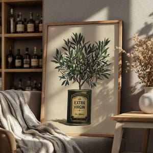 Puede incluir: Un grabado bot&aacute;nico enmarcado que representa un olivo que crece de una lata de aceite de oliva vintage. La lata es de color verde oscuro con letras doradas que dicen "EXTRA VIRGIN" y "Olea Botanica". El olivo tiene hojas y aceitunas verdes.