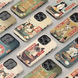 Puede incluir: Una colección de fundas para teléfonos con diseños únicos de gatos. Cada funda presenta una ilustración diferente de un gato, a menudo con cuencos de ramen y texto japonés. Las fundas tienen una estética vintage y artística.