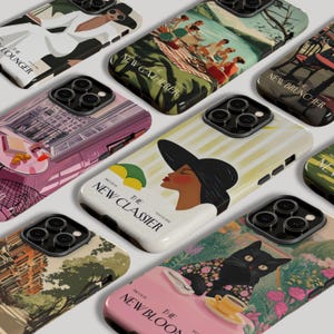 Puede incluir: Surtido de fundas para teléfono con ilustraciones y texto coloridos. Las fundas presentan diseños con una mujer con un sombrero, una escena de picnic, un gato y un limón.