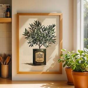 Puede incluir: Una impresi&oacute;n enmarcada con una ilustraci&oacute;n de un olivo. El &aacute;rbol est&aacute; plantado en una lata verde con la etiqueta "Extra Virgin - Olea Botanica". La obra de arte tiene una est&eacute;tica vintage, con un fondo claro y un marco de madera natural. El olivo tiene hojas y aceitunas verdes.
