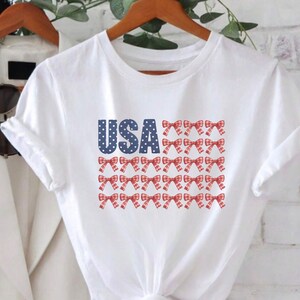 Comfort Colors® USA Flagge Bogen T-Shirt Niedliches Vaterländisches Grafik-T-Shirt 4. Juli Outfit Amerikanischer Sommer Shirt Rot Weiß Blau Geschenkidee