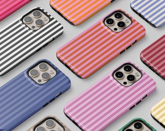 Puede incluir: Surtido de fundas para teléfono de rayas de colores con un recorte para el objetivo de la cámara. Las fundas están hechas de un material duradero y presentan una variedad de colores y patrones.