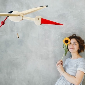 Fliegender Storch Kinderzimmer Mobile - Umweltfreundliches Holzspielzeug - Gender Neutral Babypartygeschenk - Geschenk für neue Eltern