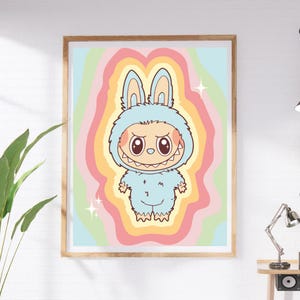 Lámina de pared de peluche de Labubu azul – Coco con sal marina. Decoración adorable para dormitorio, póster de dibujos animados kawaii, ilustración pastel, decoración estética para habitación.