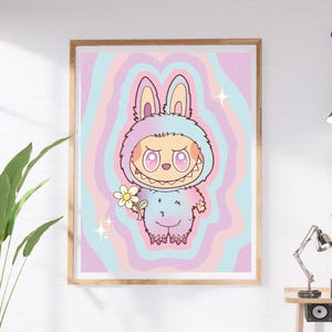 Lámina de pared especial de peluche Labubu lila – Suerte. Decoración adorable para dormitorio, póster de dibujos animados kawaii, ilustración pastel, decoración estética para habitación.