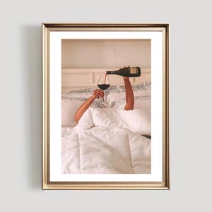 Impresión de una mujer bebiendo vino en la cama, carta de vinos imprimible, impresión de variedades de vino, ilustración minimalista de vino, arte mural con alcohol, impresión de vino