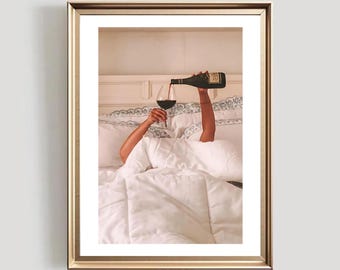 Frau trinkt Wein im Bett Druck, Weinkarte druckbare Kunst, Weinsorten Druck, Minimalistische Wein Illustration, Alkohol Wandkunst, Wein Druck