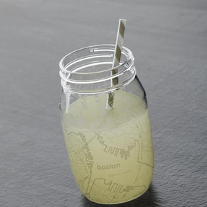 Custom City Map Mason Jar w Lid Any City /Town Personalized Custom Etched Iced Coffee Cup 16oz Engraved Iced Tea Gift Canning Jar afbeelding 1