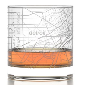 Plan de la ville de Detroit Rocks Glass | Verre à whisky gravé (11 oz) | Verres à bourbon gravés | Cadeau de pendaison de crémaillère | Cadeaux pour lui | Carte urbaine en verre
