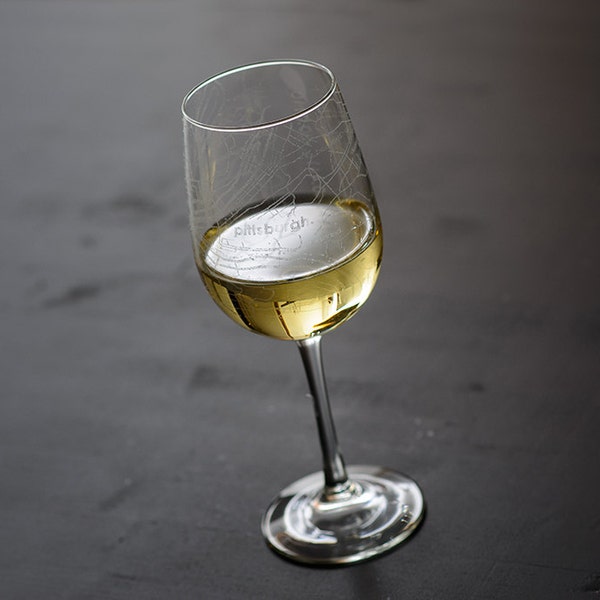 Copa de vino con tallo y mapa de Pittsburgh / Copas de vino grabadas (16 oz) / Copa de vino con tallo grabado / Regalo para dama de honor / Regalo para ella