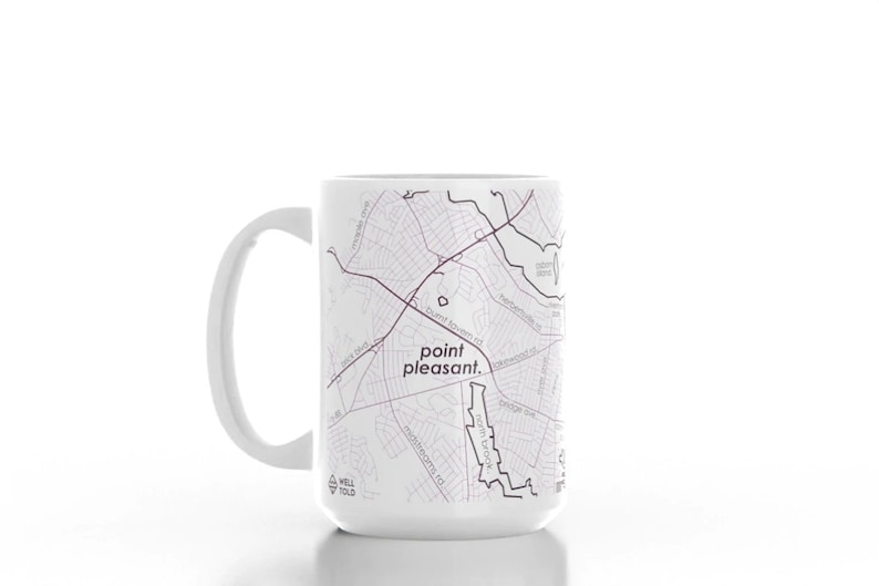 K&ouml;nnte beinhalten: Wei&szlig;e Keramiktasse mit einer Schwarzwei&szlig;karte von Point Pleasant, West Virginia. Der Text "point pleasant." ist in Lila auf die Tasse gedruckt.