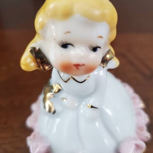 Clochette vintage en céramique pour fille portant un panier, fleurs roses et détails dorés