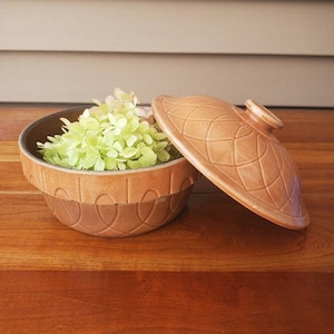 Watt Oven Ware Covered Farmhouse Arch Bowl - Zucca