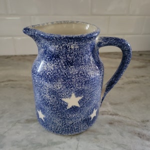 Puede incluir: Jarra de cerámica azul y blanca con un esmalte moteado y diseños de estrellas blancas.