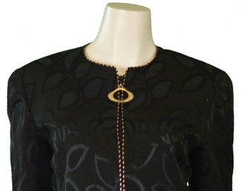 Traje de noche negro con cremallera frontal de Mary McFadden, 1980