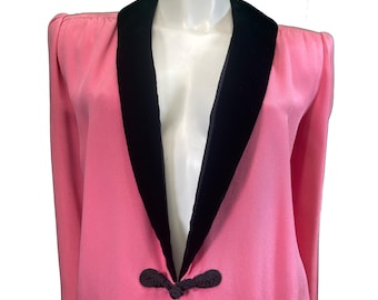 Chaqueta de esmoquin rosa de Valentino de los años 80 con pantalones de satén negro