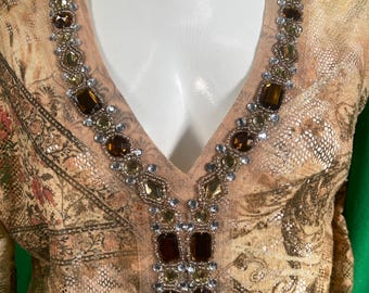 Camiseta con escote de cuentas de David Cline