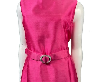 Vestido rosa sin mangas de los años 70 con chaqueta.