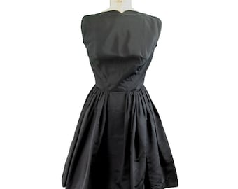 Vestido negro corto de Pauline Trigere