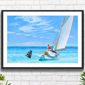 Op de afbeelding: Een schilderij van een zeilboot met een wit zeil en een blauwe romp, die vaart op een turquoise zee onder een helderblauwe lucht met witte wolken. Er zijn vier mensen op de boot.
