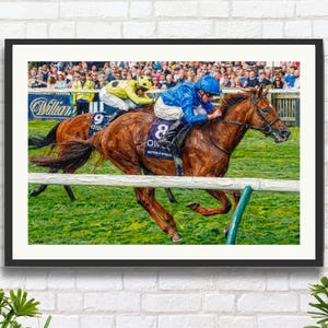 Puede incluir: Impresión enmarcada de una carrera de caballos. Dos caballos, montados por jinetes con sedas de colores, corren por una pista verde. El caballo líder es marrón. Una multitud de espectadores se ve al fondo.