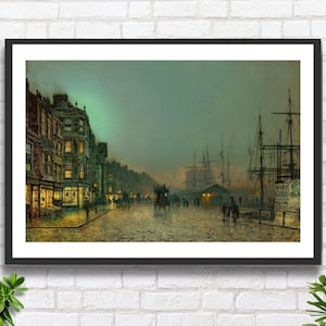 Puede incluir: Una pintura que representa una escena callejera nocturna con una fila de edificios a la izquierda y un puerto con barcos a la derecha. La calle está iluminada por farolas de gas y el cielo es azul oscuro. La pintura está en un marco negro.