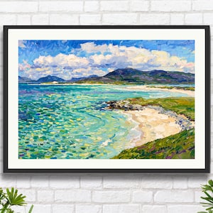 Puede incluir: Pintura al óleo de un paisaje costero con playa, agua turquesa y colinas verdes bajo un cielo azul con nubes blancas. La obra de arte está enmarcada en un marco negro y montada en una pared de ladrillo blanco.