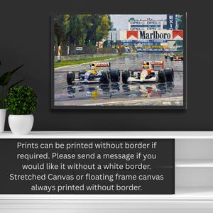 Puede incluir: Obra de arte enmarcada que representa una carrera de F&oacute;rmula 1. La imagen muestra dos coches de carreras en primer plano, con &eacute;nfasis en la velocidad y el movimiento. El fondo incluye un anuncio de Marlboro.