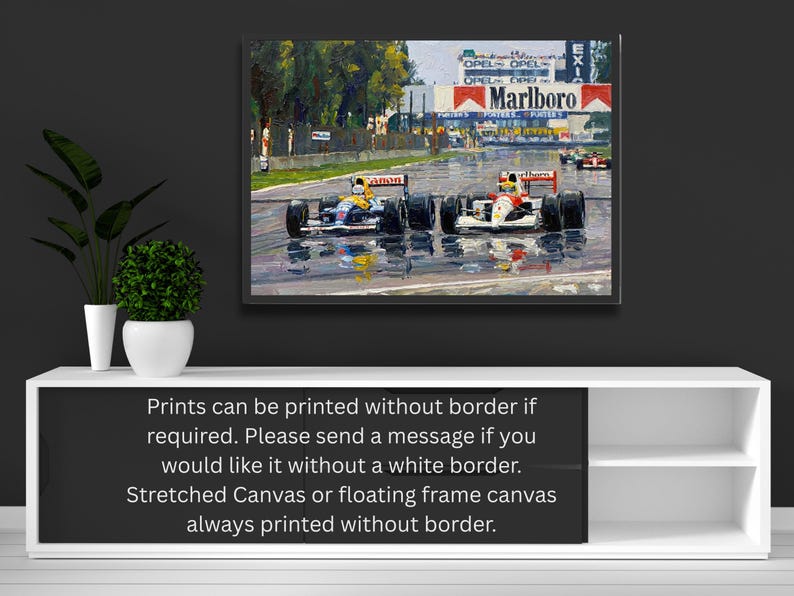 Puede incluir: Obra de arte enmarcada que representa una carrera de F&oacute;rmula 1. La imagen muestra dos coches de carreras en primer plano, con &eacute;nfasis en la velocidad y el movimiento. El fondo incluye un anuncio de Marlboro.