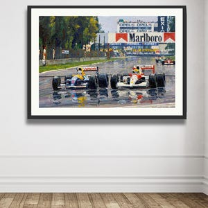 Puede incluir: Obra de arte enmarcada que representa una escena de carrera de F&oacute;rmula 1. Dos coches de carreras est&aacute;n en primer plano, uno amarillo y azul, el otro blanco y rojo. La pista refleja los coches y el cielo. Un letrero de "Marlboro" es visible.