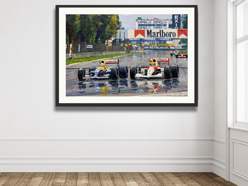 Puede incluir: Obra de arte enmarcada que representa una escena de carrera de F&oacute;rmula 1. Dos coches de carreras est&aacute;n en primer plano, uno amarillo y azul, el otro blanco y rojo. La pista refleja los coches y el cielo. Un letrero de "Marlboro" es visible.
