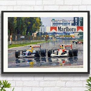 Può includere: Dipinto a olio di due auto da corsa di Formula 1 su una pista bagnata, con il logo Marlboro visibile sullo sfondo. Le auto sono in primo piano, con uno sfondo sfocato di alberi e una tribuna.