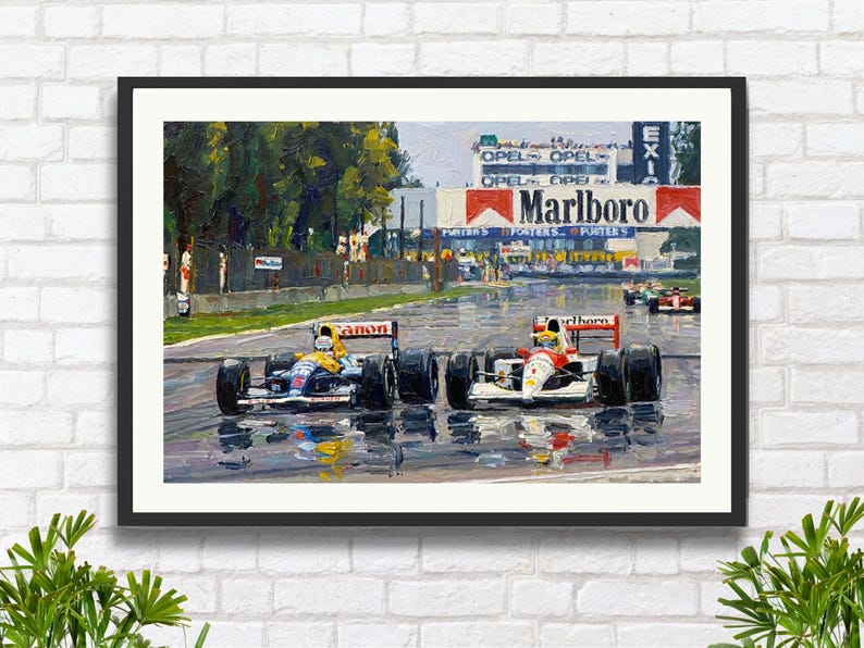 Puede incluir: Pintura al &oacute;leo de dos coches de carreras de F&oacute;rmula 1 en una pista mojada, con el logotipo de Marlboro visible en el fondo. Los coches est&aacute;n en primer plano, con un fondo borroso de &aacute;rboles y una tribuna.