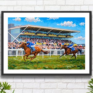 Peut inclure: Peinture à l'huile d'une course de chevaux encadrée en noir. Deux chevaux bruns avec des jockeys en bleu et jaune courent vers la ligne d'arrivée sur une piste verte. Une tribune remplie de spectateurs est en arrière-plan sous un ciel bleu.
