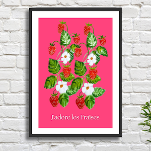 Stampa artistica moderna di fiori e frutta rosa shocking, raffigurante il dipinto "I Love Strawberries" (J'adore les Fraises), da usare in cucina, oppure con cornice.