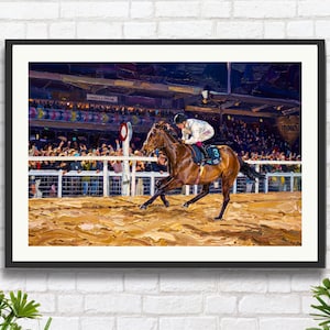 Könnte beinhalten: Ein Ölgemäldedruck eines Pferderennens. Ein Jockey in weiß-roter Uniform reitet ein braunes Pferd mit der Nummer 3 auf dem Sattel. Das Pferd rennt auf einer beigen Rennbahn, mit einer Menschenmenge im Hintergrund.