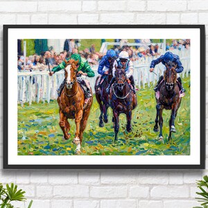 Könnte beinhalten: Ein Ölgemälde zeigt ein Pferderennen mit Jockeys in leuchtenden Farben. Das führende Pferd ist braun, geritten von einem Jockey in Grün. Andere Pferde und Reiter sind in Blau und Weiß. Der Hintergrund zeigt eine Menschenmenge und grünes Gras.