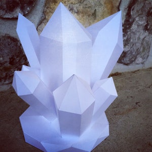 Scultura di carta con cristalli. Con questo acquisto riceverai file digitali scaricabili in formato SVG e PDF per questa scultura di carta fai da te.