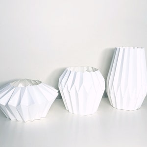 Origamivazen 3d papercraft. Je ontvangt een digitale SVG- en pdf-bestandssjabloon en instructies voor deze doe-het-zelf-papiersculptuur.
