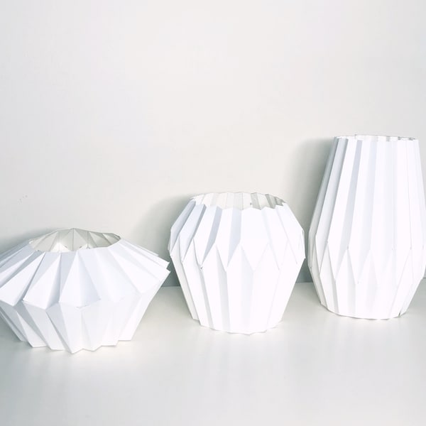 Vases en origami en papier 3D. Vous obtenez un modèle de fichier numérique SVG et PDF et des instructions pour cette sculpture en papier DIY (à faire vous-même).