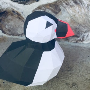 Scultura in carta 3D a forma di pulcinella di mare. Con questo acquisto riceverai i file digitali scaricabili in formato SVG e PDF per questa scultura di carta fai da te.