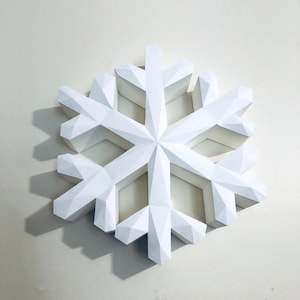 スノーフレーク 3D ペーパークラフト モデル。これらの DIY モダン ペーパー彫刻用の PDF および SVG デジタル ファイル テンプレートと手順が提供されます。