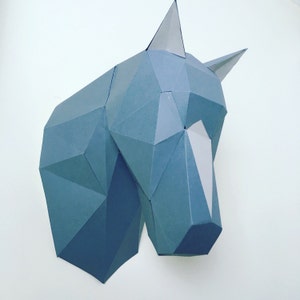 Escultura de papel para pared con forma de caballo. Recibirás un archivo digital en formato PDF con plantillas (patrones) e instrucciones para realizar esta escultura de papel para pared DIY (hazlo tú mismo).